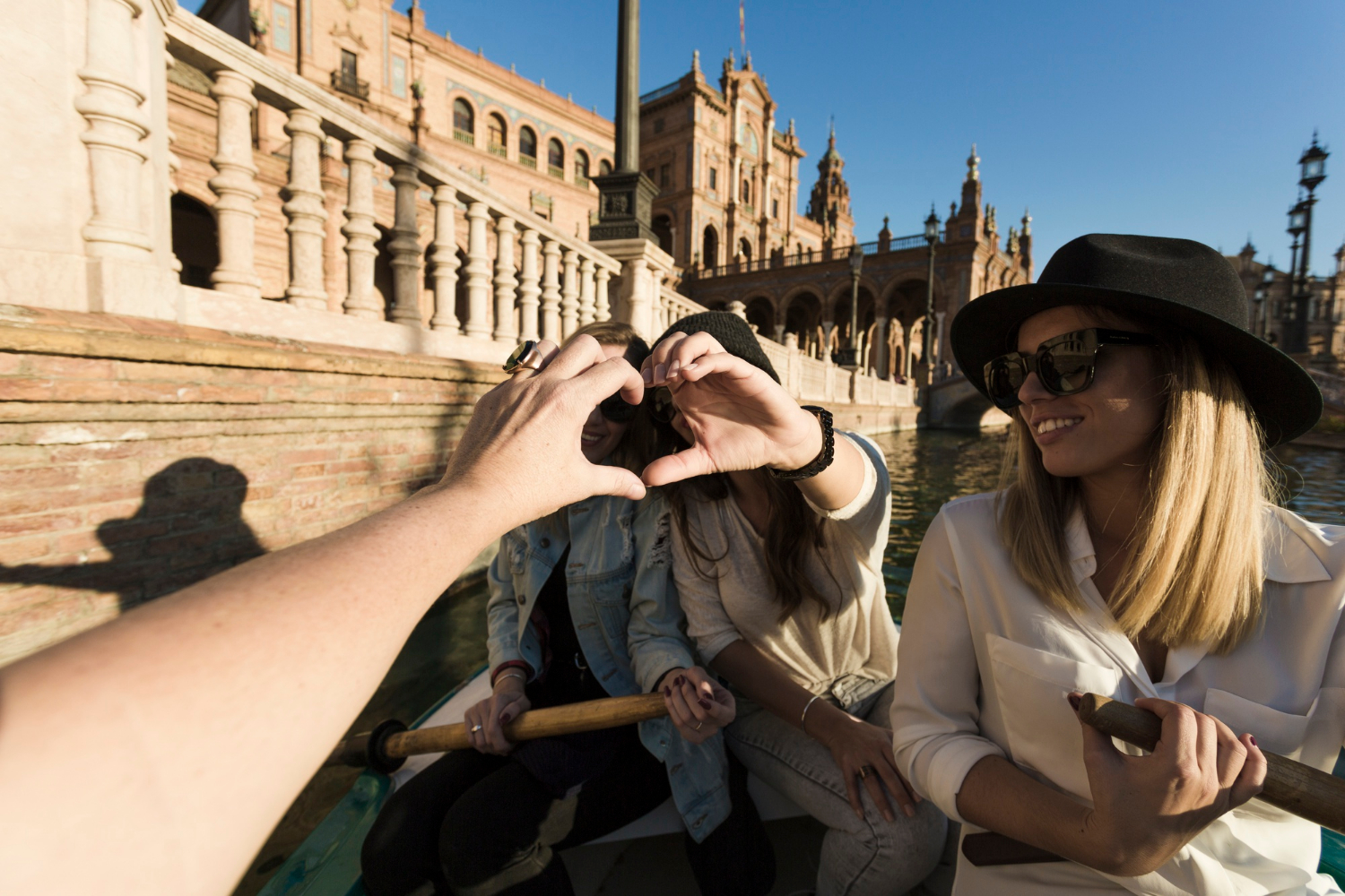 Guia Local en Sevilla. ¿Por qué descubrir la ciudad con un guía oficial? Visitas Privadas en Sevilla.