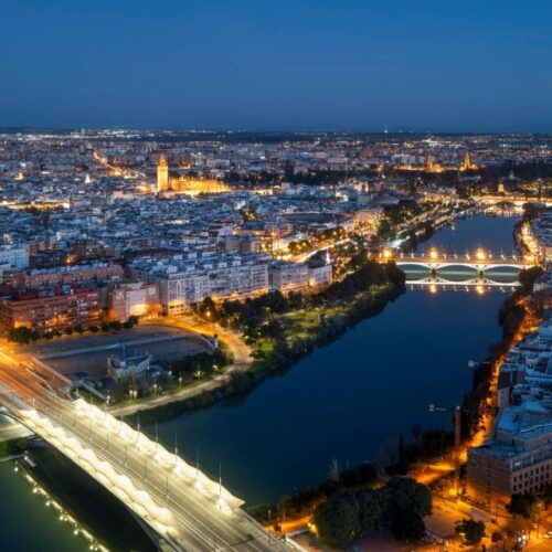 ¿Visita privada o tour en grupo en Sevilla? La diferencia que cambia por completo tu experiencia